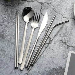 House Of Husk Reisbestek - Reis Bestekset - Chopsticks - Metalen Rietjes Met Borstel - Lepel - Vaatwasserbestendig - RVS - 7 Delig - Zilver -Outdoor Kampeerwinkel 1200x1200 2054