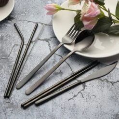 House Of Husk Reisbestek - Reis Bestekset - Chopsticks - Metalen Rietjes Met Borstel - Lepel - Vaatwasserbestendig - RVS - 7 Delig - Zwart -Outdoor Kampeerwinkel 1200x1200 2063