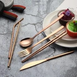 House Of Husk Reisbestek - Reis Bestekset - Chopsticks - Metalen Rietjes Met Borstel - Lepel - Vaatwasserbestendig - RVS - 7 Delig - Rose Goud -Outdoor Kampeerwinkel 1200x1200 2129