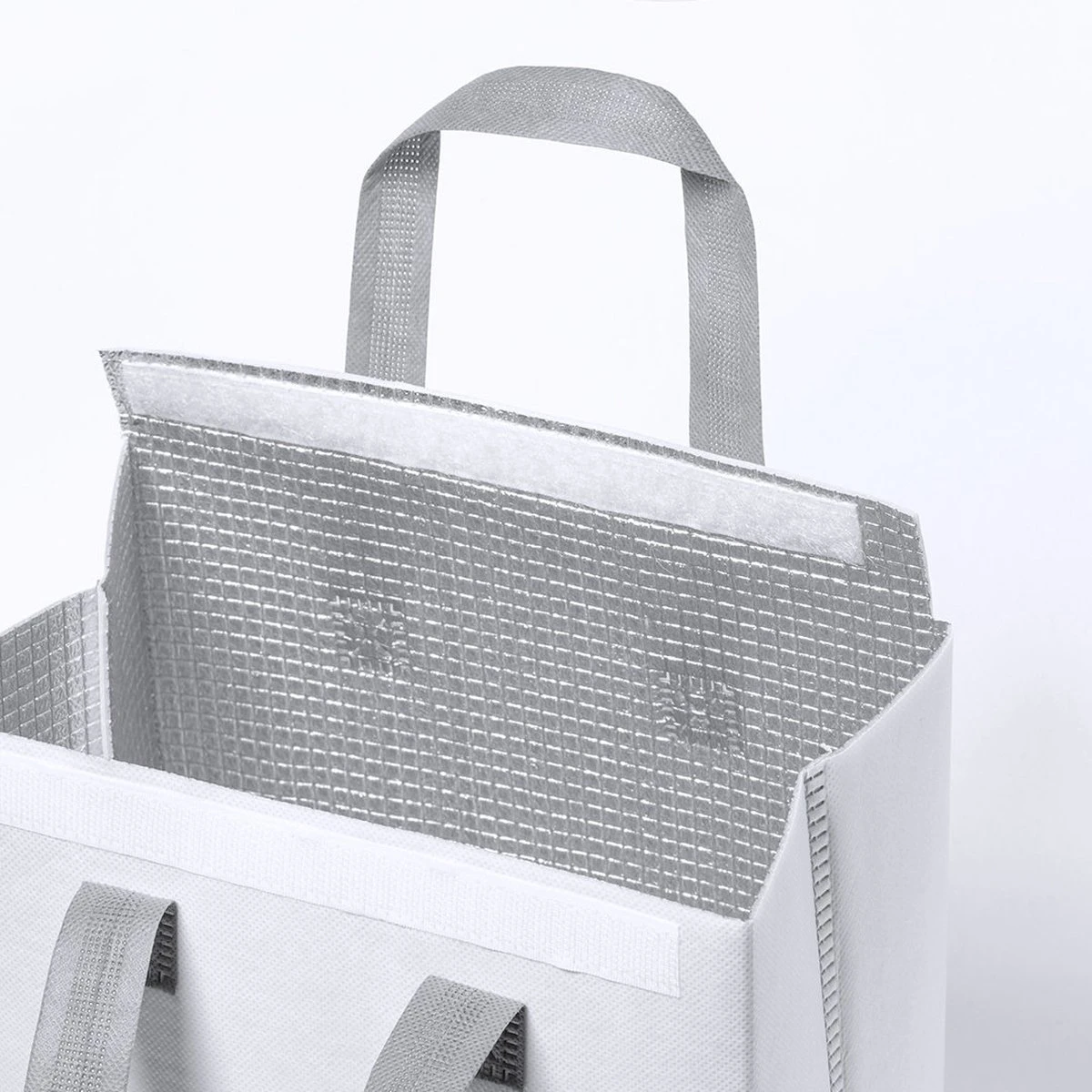 Merkloos Koeltas - Lunchtas - Koeltasje Lunch - Koelelementen - Isolatie - Volwassenen - Dames - Heren - Klittenbandsluiting - 23 X 29 Cm - Kunststof - Aluminium - Wit 7 Merkloos Koeltas - Lunchtas - Koeltasje Lunch - Koelelementen - Isolatie - Volwassenen - Dames - Heren - Klittenbandsluiting - 23 X 29 Cm - Kunststof - Aluminium - Wit - Afbeelding 5