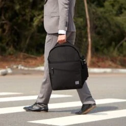 Brisby 4 Laags Geïsoleerde Koeltas Rugzak - 25 Liter - Met Handige Vakken Voor Bestek En Essentials - Waterafstotend Materiaal - Zwart -Outdoor Kampeerwinkel 1200x1200 863