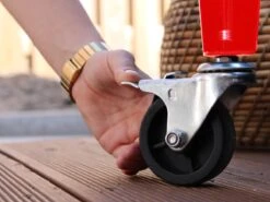 AXI Retro Cooler Rood - Koeler Met Wielen - 76L Inhoud - Koelbox Met Aftapkraan -Outdoor Kampeerwinkel 1200x900 16